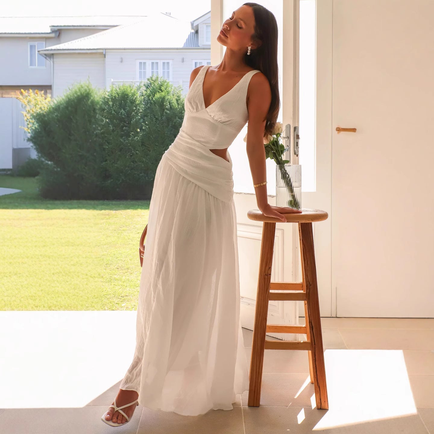 Women’s Maxi Dress – Chiffon Blend – A-Line Fit – V-Neck – Sleeveless – Cut-Out Waist