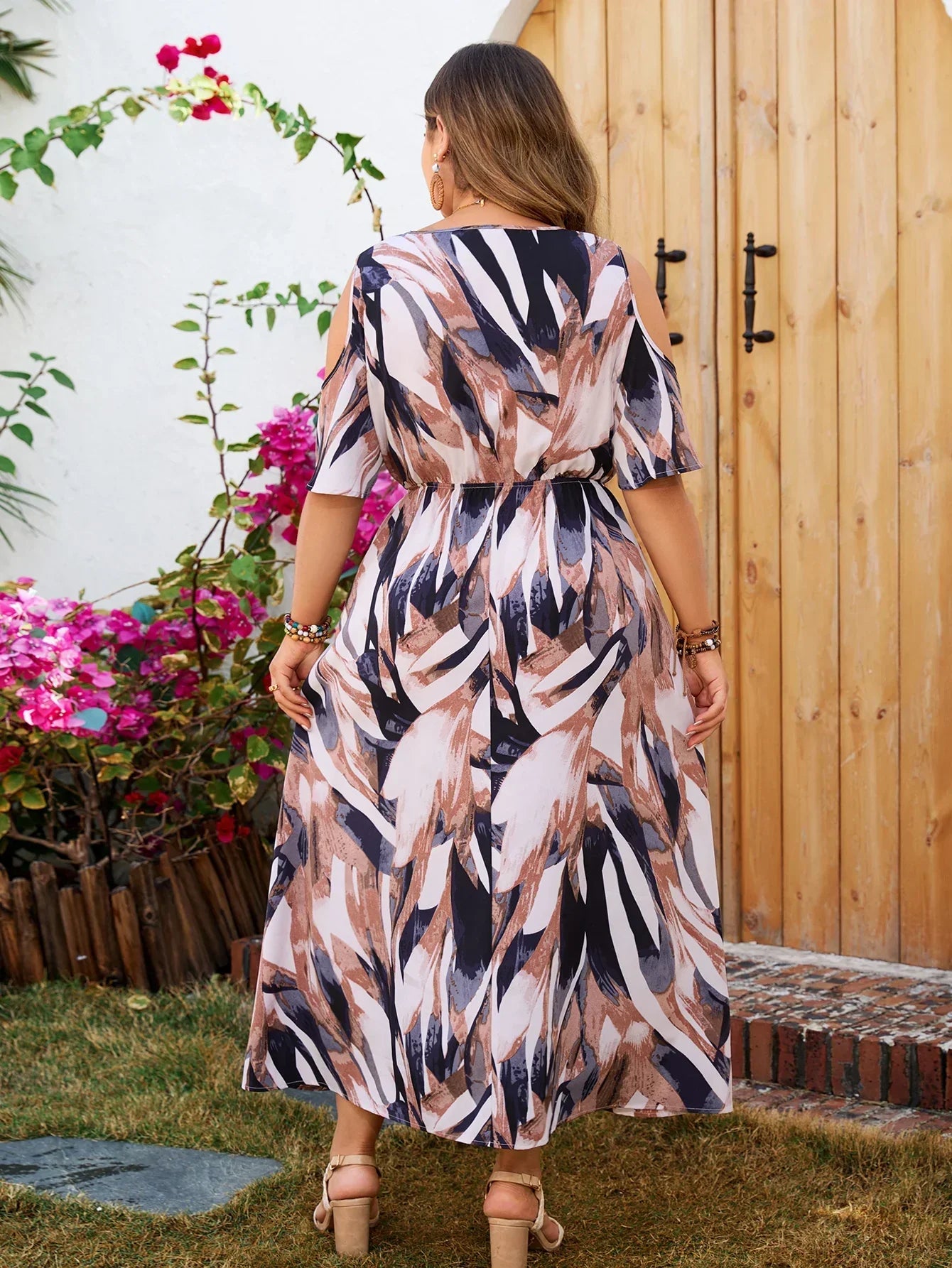 Women's Maxi Dress - V-Neck - Short Sleeve - Flowing Fit - Waist-Cinching Design - Printed Style