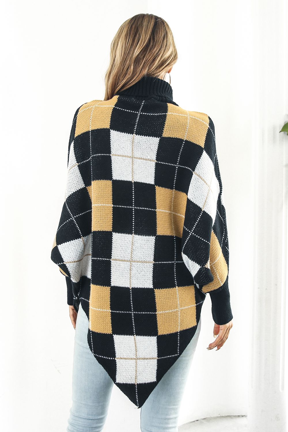 Women's checked poncho with collar and dolman sleeves