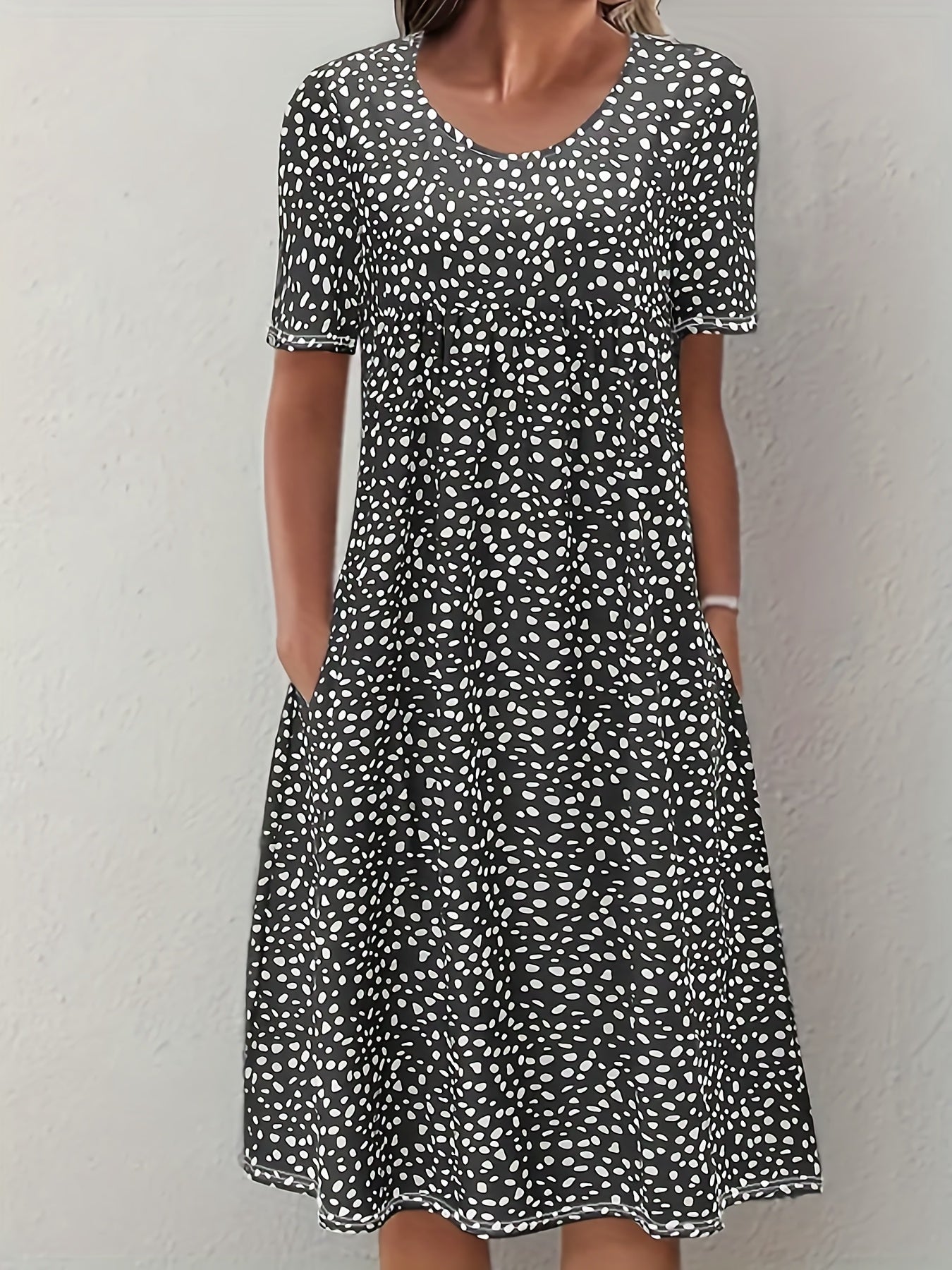 Women's Knee-Length Dress - Short Sleeve - Loose Fit - Rounded Neck - Lightweight Casual Wear