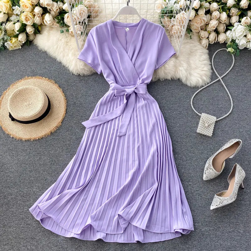 Knee-Length Pleated Dress with High Waist and V-Neck in Solid Color