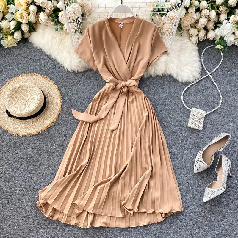 Knee-Length Pleated Dress with High Waist and V-Neck in Solid Color