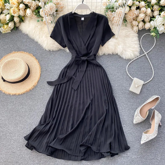 Knee-Length Pleated Dress with High Waist and V-Neck in Solid Color