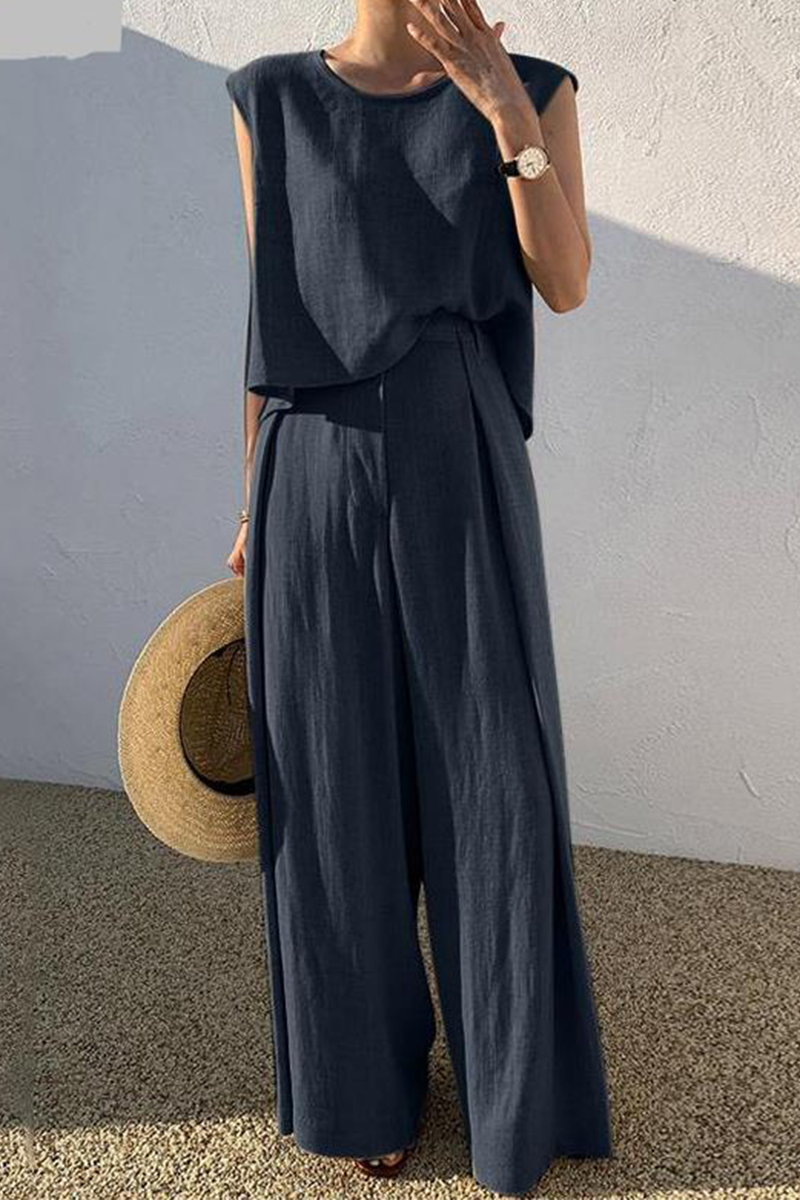 Women's loose-fitting minimalist outfit