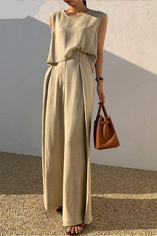 Women's loose-fitting minimalist outfit