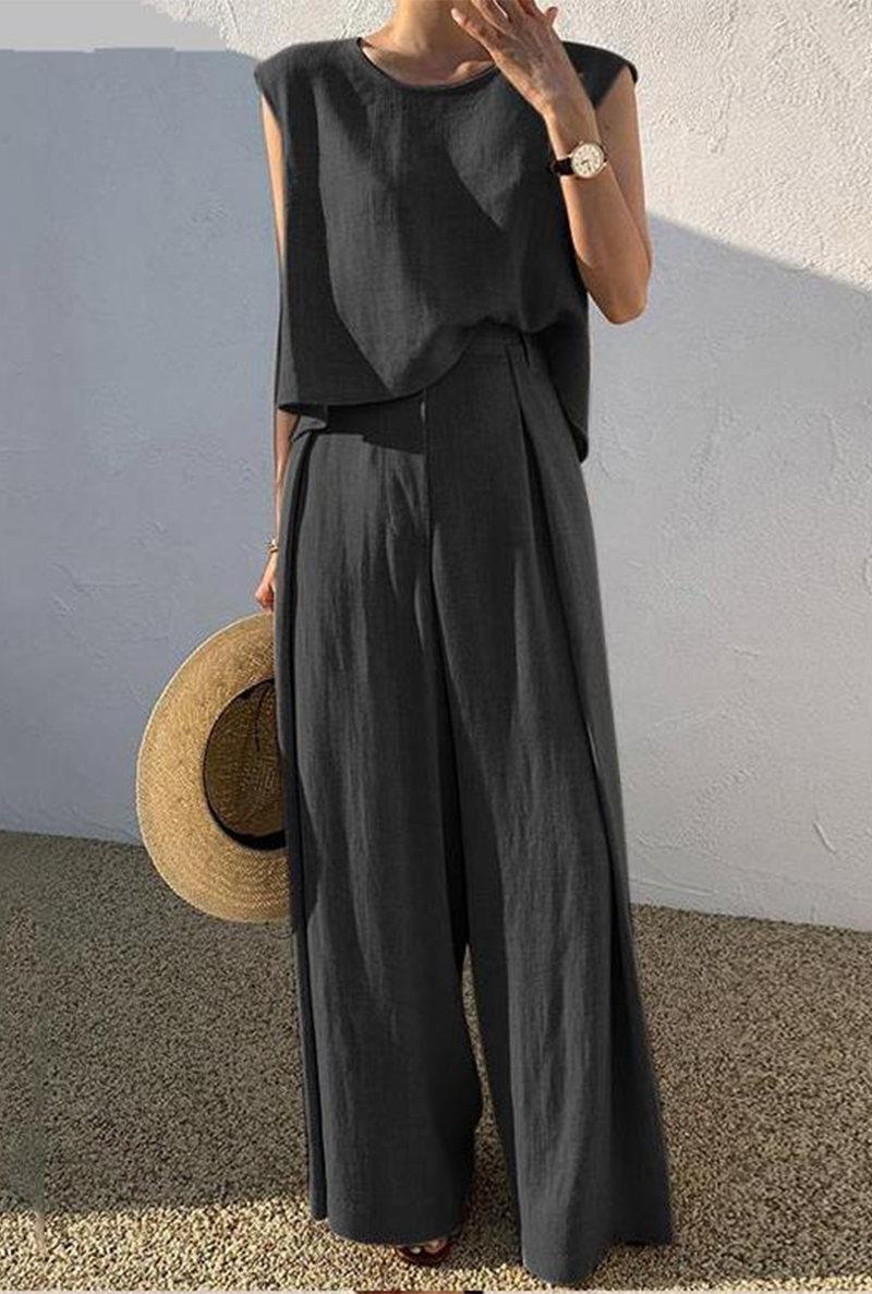 Women's loose-fitting minimalist outfit