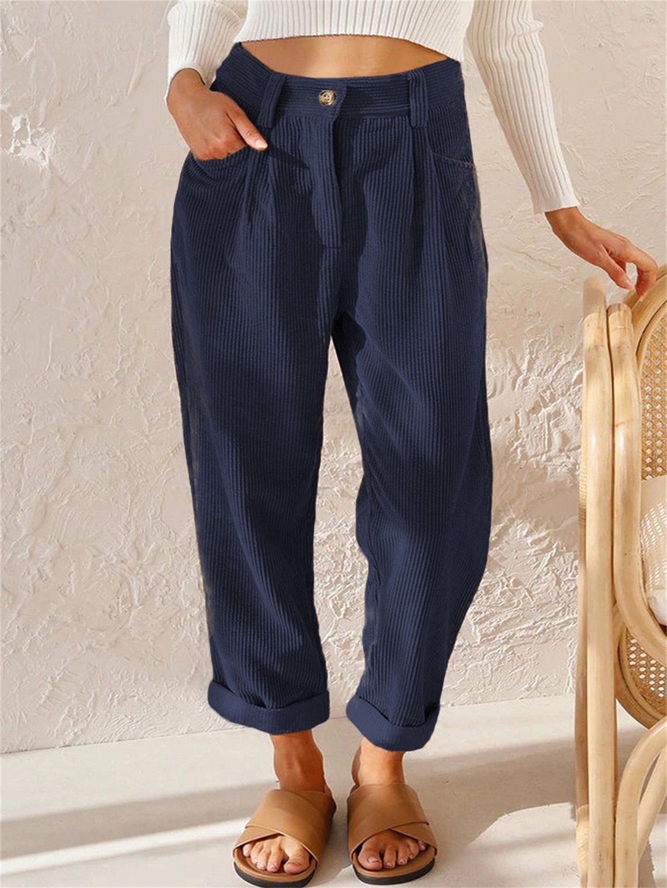 Women’s High-Waisted Trousers – Relaxed Fit – Tapered Leg – Textured Fabric – Pleated Waist