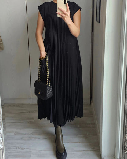 Women's Pleated Dress - Flowing Midi/Maxi Length - Round Neck - Cap Sleeves - With Pockets