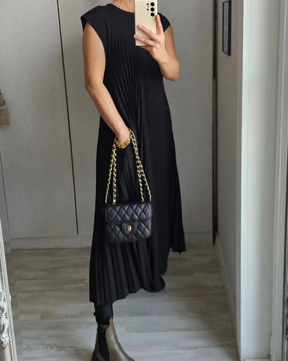 Women's Pleated Dress - Flowing Midi/Maxi Length - Round Neck - Cap Sleeves - With Pockets