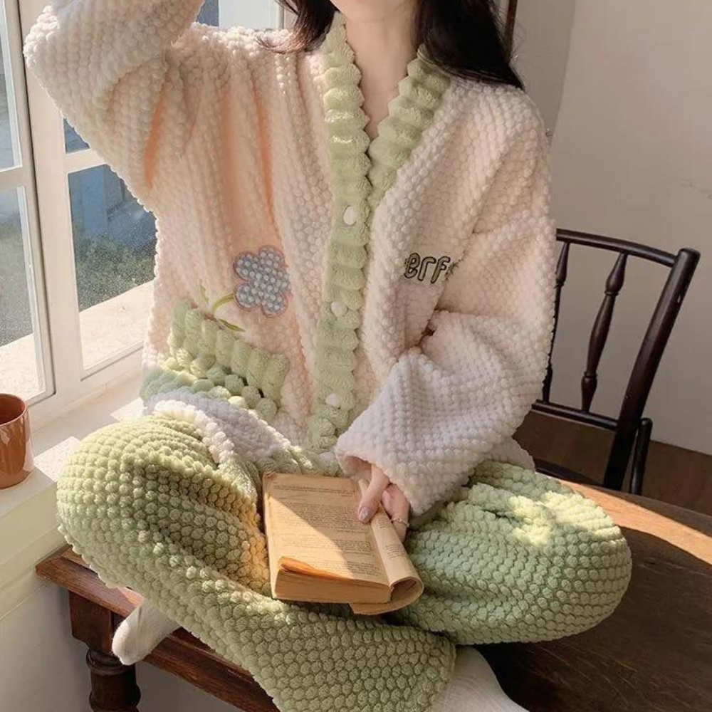 Women's warm and comfortable pajamas set