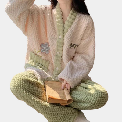 Women's warm and comfortable pajamas set