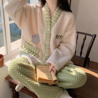 Women's warm and comfortable pajamas set