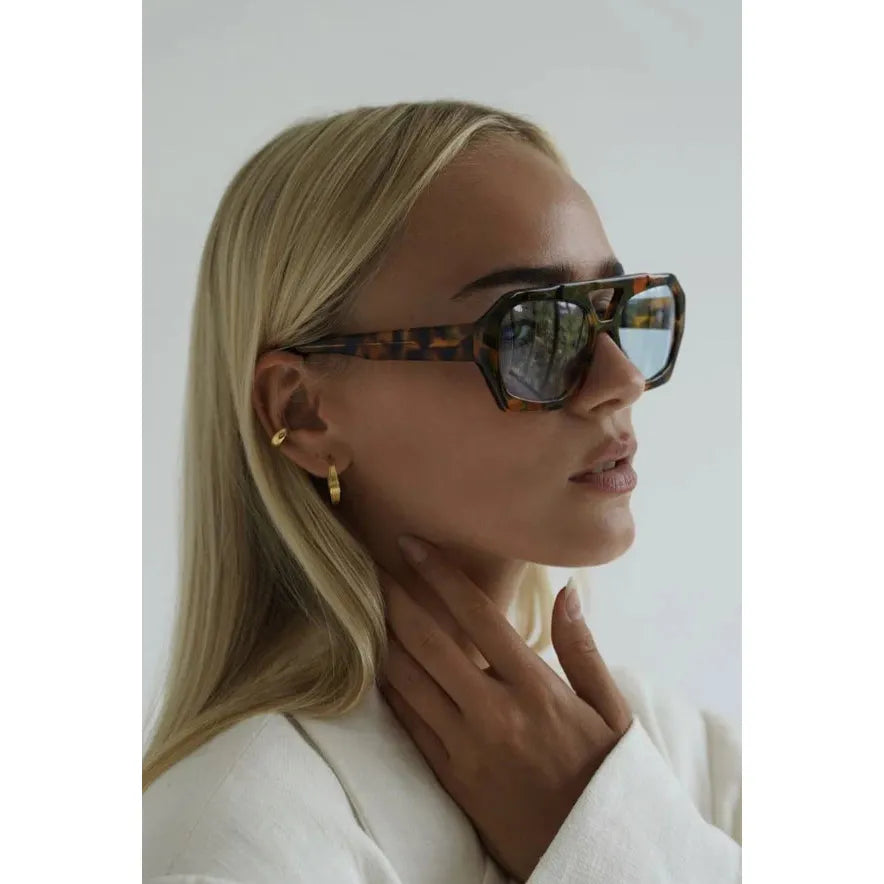 Women’s Oversized Sunglasses – Geometric Frame – Tinted Lens – High-Fashion Look