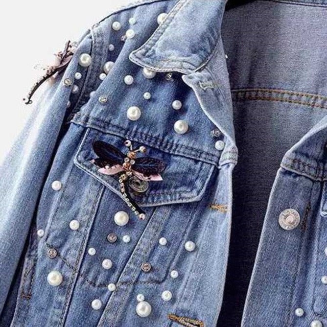 Women's eye-catching denim jacket