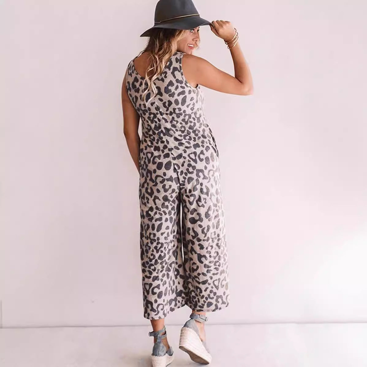 Women’s Jumpsuit – Sleeveless V-Neck – Loose Fit – Cropped Wide Leg – Leopard Print