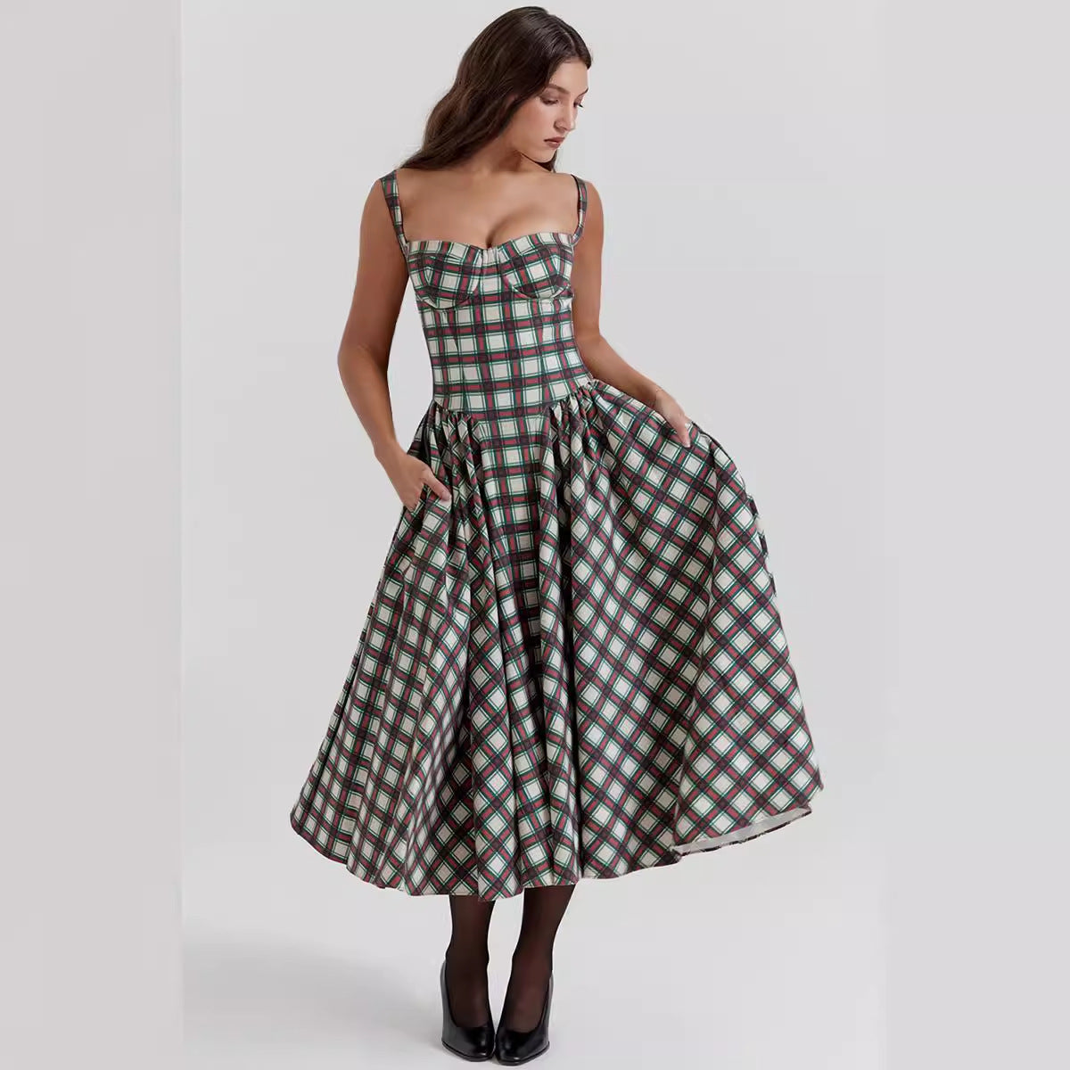Women’s Maxi Dress – Checkered Pattern – Fitted Bodice – Flowing Skirt – With Pockets