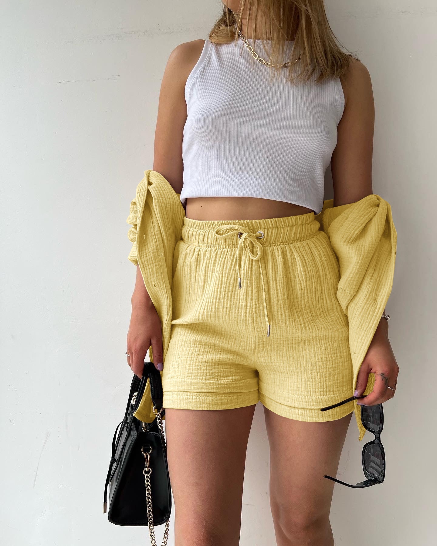 Women’s Two-Piece Set – Crinkled Shirt with Classic Collar – High-Waisted Drawstring Shorts