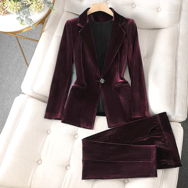 Women's blazer with a single-button closure and matching trousers