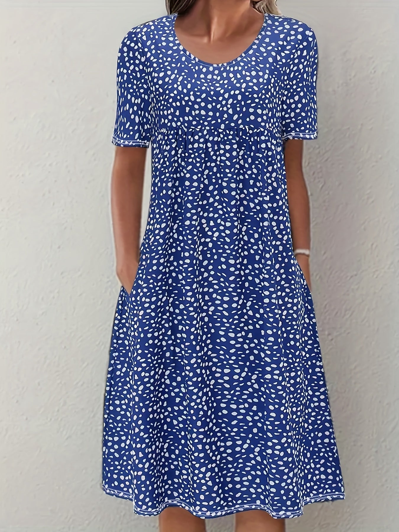 Women's Knee-Length Dress - Short Sleeve - Loose Fit - Rounded Neck - Lightweight Casual Wear