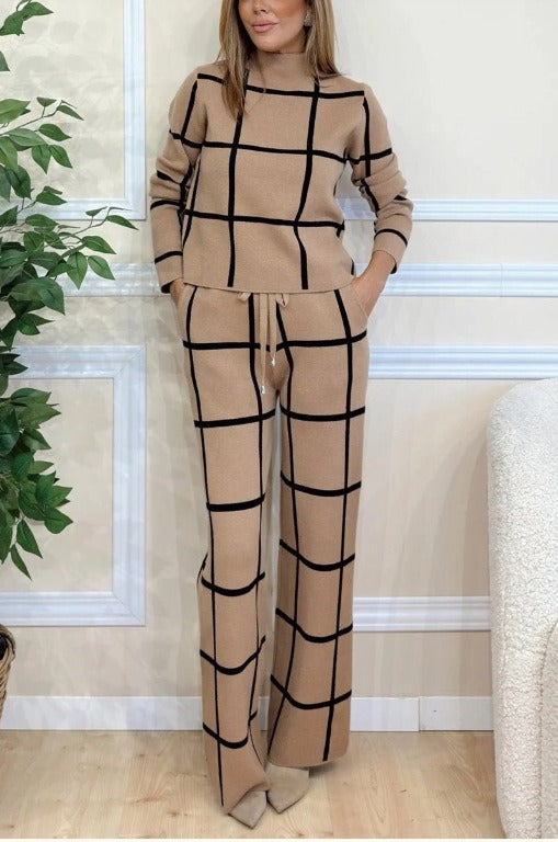 Women’s Two-Piece Suit – Relaxed Fit Knit – Plaid Pattern – Long Sleeve – Drawstring Waist