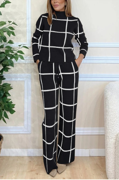 Women’s Two-Piece Suit – Relaxed Fit Knit – Plaid Pattern – Long Sleeve – Drawstring Waist